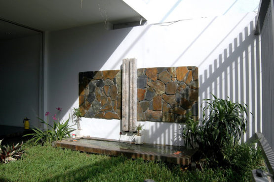 Nhà ống thoáng nhờ bố trí giếng trời hợp lý (M02)